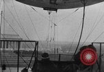 Immagine di Esercito di terra di aviatori blimp presso il Lincoln Memorial Washington DC USA, 1930, secondo 30 filmato di repertorio 65675068048