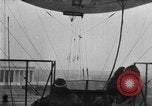 Immagine di Esercito di terra di aviatori blimp presso il Lincoln Memorial Washington DC USA, 1930, secondo 31 filmato di repertorio 65675068048