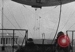 Immagine di Esercito di terra di aviatori blimp presso il Lincoln Memorial Washington DC USA, 1930, secondo 32 filmato di repertorio 65675068048