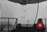 Immagine di Esercito di terra di aviatori blimp presso il Lincoln Memorial Washington DC USA, 1930, secondo 33 filmato di repertorio 65675068048