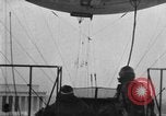 Immagine di Esercito di terra di aviatori blimp presso il Lincoln Memorial Washington DC USA, 1930, secondo 34 filmato di repertorio 65675068048