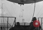 Immagine di Esercito di terra di aviatori blimp presso il Lincoln Memorial Washington DC USA, 1930, secondo 35 filmato di repertorio 65675068048