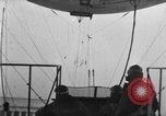 Immagine di Esercito di terra di aviatori blimp presso il Lincoln Memorial Washington DC USA, 1930, secondo 36 filmato di repertorio 65675068048