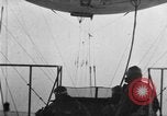 Immagine di Esercito di terra di aviatori blimp presso il Lincoln Memorial Washington DC USA, 1930, secondo 37 filmato di repertorio 65675068048