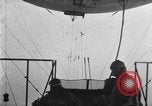 Immagine di Esercito di terra di aviatori blimp presso il Lincoln Memorial Washington DC USA, 1930, secondo 38 filmato di repertorio 65675068048