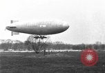Immagine di Esercito di terra di aviatori blimp presso il Lincoln Memorial Washington DC USA, 1930, secondo 39 filmato di repertorio 65675068048