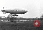 Immagine di Esercito di terra di aviatori blimp presso il Lincoln Memorial Washington DC USA, 1930, secondo 40 filmato di repertorio 65675068048