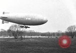 Immagine di Esercito di terra di aviatori blimp presso il Lincoln Memorial Washington DC USA, 1930, secondo 41 filmato di repertorio 65675068048