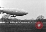 Immagine di Esercito di terra di aviatori blimp presso il Lincoln Memorial Washington DC USA, 1930, secondo 42 filmato di repertorio 65675068048