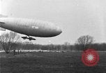 Immagine di Esercito di terra di aviatori blimp presso il Lincoln Memorial Washington DC USA, 1930, secondo 43 filmato di repertorio 65675068048
