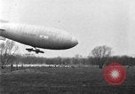 Immagine di Esercito di terra di aviatori blimp presso il Lincoln Memorial Washington DC USA, 1930, secondo 44 filmato di repertorio 65675068048