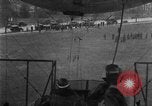 Immagine di Esercito di terra di aviatori blimp presso il Lincoln Memorial Washington DC USA, 1930, secondo 45 filmato di repertorio 65675068048