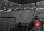 Immagine di Esercito di terra di aviatori blimp presso il Lincoln Memorial Washington DC USA, 1930, secondo 47 filmato di repertorio 65675068048