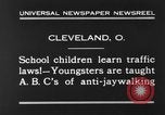 Standbild Verkehrsregeln Cleveland Ohio USA, 1930, aus Sekunde 8 historischem Filmmaterial Videoclip 65675068054