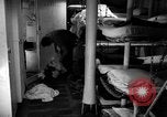 Standbild die Lebensbedingungen an Bord Pazifik, 1953, aus Sekunde 4 historischem Filmmaterial Videoclip 65675068093