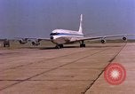 Immagine di Il presidente John F Kennedy esamina razzo Saturn Huntsville Alabama USA, 1963, secondo 21 filmato di repertorio 65675068105