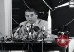 Immagine di Wernher von Braun parlando in tedesco su veicoli di lancio nello spazio inc United States USA, 1958, secondo 5 filmato di repertorio 65675068106