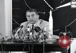 Immagine di Wernher von Braun parlando in tedesco su veicoli di lancio nello spazio inc United States USA, 1958, secondo 8 filmato di repertorio 65675068106
