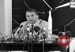 Immagine di Wernher von Braun parlando in tedesco su veicoli di lancio nello spazio inc United States USA, 1958, secondo 10 filmato di repertorio 65675068106