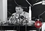 Immagine di Wernher von Braun parlando in tedesco su veicoli di lancio nello spazio inc United States USA, 1958, secondo 11 filmato di repertorio 65675068106