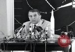 Immagine di Wernher von Braun parlando in tedesco su veicoli di lancio nello spazio inc United States USA, 1958, secondo 14 filmato di repertorio 65675068106