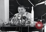 Immagine di Wernher von Braun parlando in tedesco su veicoli di lancio nello spazio inc United States USA, 1958, secondo 15 filmato di repertorio 65675068106