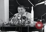 Immagine di Wernher von Braun parlando in tedesco su veicoli di lancio nello spazio inc United States USA, 1958, secondo 17 filmato di repertorio 65675068106