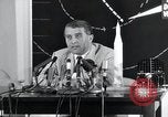 Immagine di Wernher von Braun parlando in tedesco su veicoli di lancio nello spazio inc United States USA, 1958, secondo 18 filmato di repertorio 65675068106