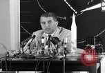 Immagine di Wernher von Braun parlando in tedesco su veicoli di lancio nello spazio inc United States USA, 1958, secondo 19 filmato di repertorio 65675068106