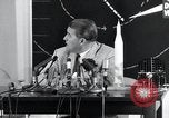 Immagine di Wernher von Braun parlando in tedesco su veicoli di lancio nello spazio inc United States USA, 1958, secondo 21 filmato di repertorio 65675068106