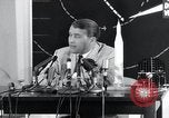 Immagine di Wernher von Braun parlando in tedesco su veicoli di lancio nello spazio inc United States USA, 1958, secondo 23 filmato di repertorio 65675068106