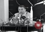 Immagine di Wernher von Braun parlando in tedesco su veicoli di lancio nello spazio inc United States USA, 1958, secondo 25 filmato di repertorio 65675068106