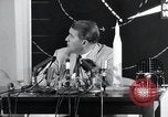 Immagine di Wernher von Braun parlando in tedesco su veicoli di lancio nello spazio inc United States USA, 1958, secondo 31 filmato di repertorio 65675068106