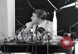 Immagine di Wernher von Braun parlando in tedesco su veicoli di lancio nello spazio inc United States USA, 1958, secondo 33 filmato di repertorio 65675068106