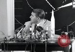 Immagine di Wernher von Braun parlando in tedesco su veicoli di lancio nello spazio inc United States USA, 1958, secondo 34 filmato di repertorio 65675068106
