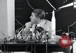 Immagine di Wernher von Braun parlando in tedesco su veicoli di lancio nello spazio inc United States USA, 1958, secondo 35 filmato di repertorio 65675068106