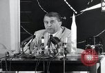 Immagine di Wernher von Braun parlando in tedesco su veicoli di lancio nello spazio inc United States USA, 1958, secondo 38 filmato di repertorio 65675068106