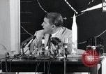Immagine di Wernher von Braun parlando in tedesco su veicoli di lancio nello spazio inc United States USA, 1958, secondo 41 filmato di repertorio 65675068106