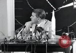 Immagine di Wernher von Braun parlando in tedesco su veicoli di lancio nello spazio inc United States USA, 1958, secondo 42 filmato di repertorio 65675068106
