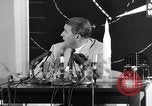 Immagine di Wernher von Braun parlando in tedesco su veicoli di lancio nello spazio inc United States USA, 1958, secondo 45 filmato di repertorio 65675068106