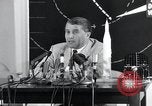 Immagine di Wernher von Braun parlando in tedesco su veicoli di lancio nello spazio inc United States USA, 1958, secondo 46 filmato di repertorio 65675068106