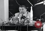 Immagine di Wernher von Braun parlando in tedesco su veicoli di lancio nello spazio inc United States USA, 1958, secondo 49 filmato di repertorio 65675068106