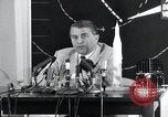 Immagine di Wernher von Braun parlando in tedesco su veicoli di lancio nello spazio inc United States USA, 1958, secondo 51 filmato di repertorio 65675068106