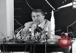 Immagine di Wernher von Braun parlando in tedesco su veicoli di lancio nello spazio inc United States USA, 1958, secondo 54 filmato di repertorio 65675068106