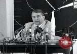 Immagine di Wernher von Braun parlando in tedesco su veicoli di lancio nello spazio inc United States USA, 1958, secondo 55 filmato di repertorio 65675068106
