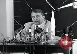 Immagine di Wernher von Braun parlando in tedesco su veicoli di lancio nello spazio inc United States USA, 1958, secondo 56 filmato di repertorio 65675068106