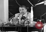 Immagine di Wernher von Braun parlando in tedesco su veicoli di lancio nello spazio inc United States USA, 1958, secondo 58 filmato di repertorio 65675068106