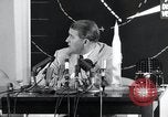 Immagine di Wernher von Braun parlando in tedesco su veicoli di lancio nello spazio inc United States USA, 1958, secondo 62 filmato di repertorio 65675068106