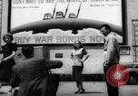 Immagine di Dorothy Lamour durante la seconda guerra mondiale Hollywood Los Angeles California USA, 1943, secondo 14 filmato di repertorio 65675068108
