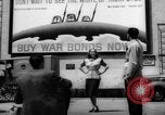 Immagine di Dorothy Lamour durante la seconda guerra mondiale Hollywood Los Angeles California USA, 1943, secondo 18 filmato di repertorio 65675068108